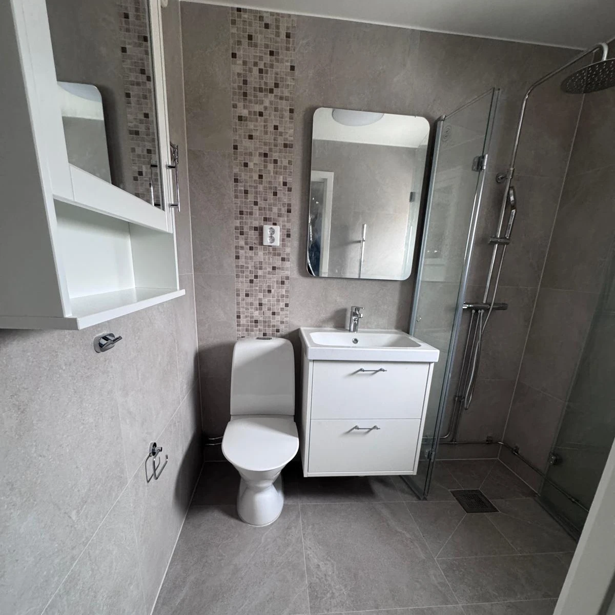 Nyrenoverat och modernt badrum i Oxie efter en komplett totalentreprenad.