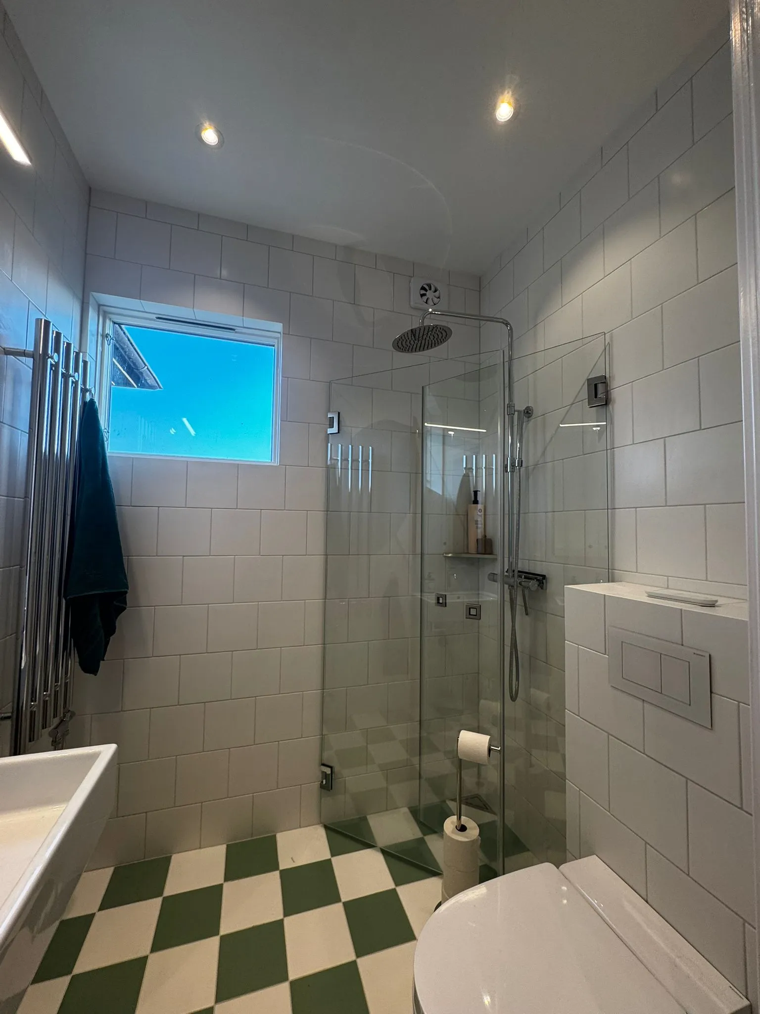 Modern duschhörna med inbyggd nisch och stora klinkerplattor i en totalentreprenad på Reinhold von Essens väg i Falsterbo.