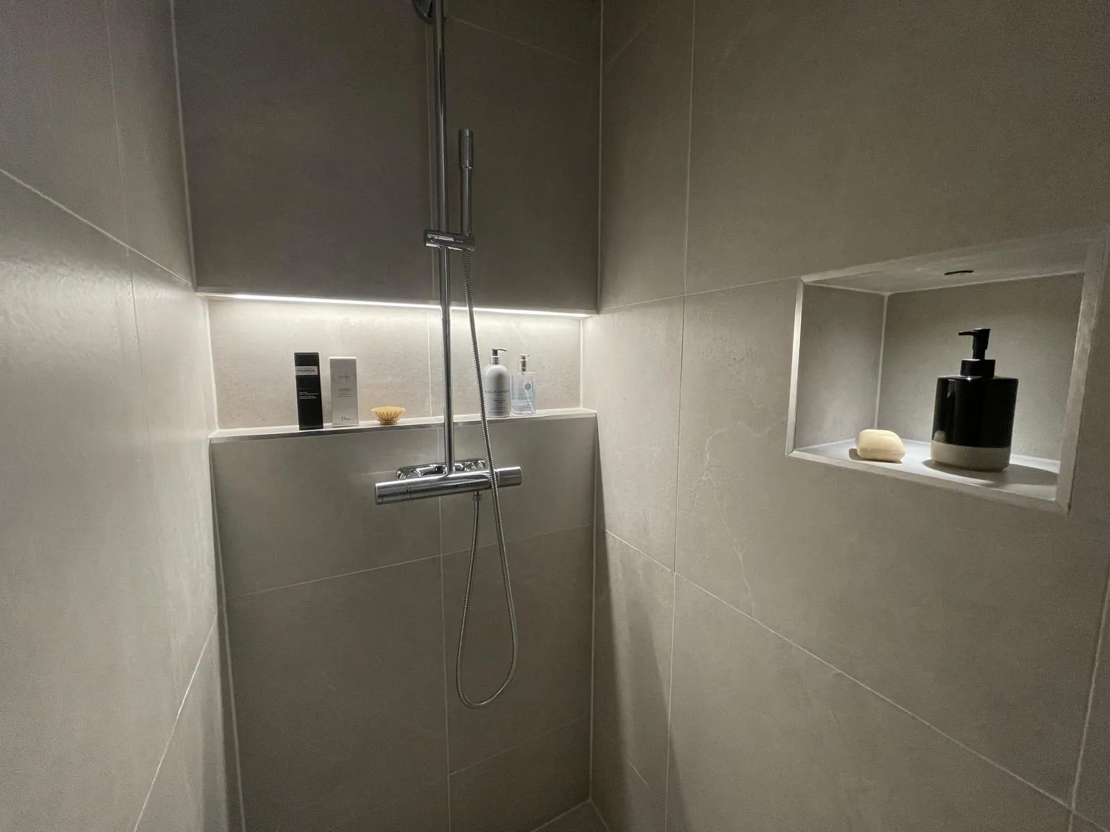 Professionell installation av inbyggd WC och dolda rör enligt Säker Vatten-standard i ett badrumsprojekt i Lund.